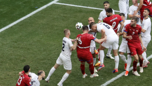 Munique (Alemanha), 20/06/2024.- Luka Jovic da Sérvia (C) marca o 1-1 durante o jogo de futebol do Grupo C do UEFA EURO 2024 entre Eslovénia e Sérvia, em Munique, Alemanha, 20 de junho de 2024. (Alemania, Eslovênia)