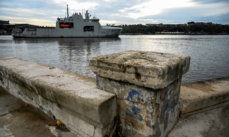 O HMCS Margaret Brooke do Canadá, o segundo navio de patrulha offshore da classe Harry DeWolf da Marinha Real Canadense (RCN), chega ao porto de Havana em 14 de junho de 2024. A visita do navio de guerra canadense é para comemorar os 80 anos de relações entre Cuba e Canadá e coincide com a presença de uma força naval russa atracada no mesmo porto.