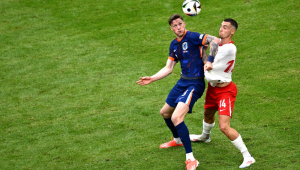 O atacante holandês # 09 Wout Weghorst (L) luta pela bola com o zagueiro polonês # 14 Jakub Kiwior durante a partida de futebol do Grupo D da UEFA Euro 2024 entre a Polônia e a Holanda, no Volksparkstadion, em Hamburgo, em 16 de junho de 2024.