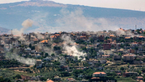 Ondas de fumaça durante um ataque israelense na vila fronteiriça de Khiam, no sul do Líbano, em 1 de junho de 2024. Desde o início da guerra entre o grupo militante palestino Hamas e Israel em 7 de outubro, a fronteira libanesa-israelense tem testemunhado trocas de tiros quase diárias , principalmente entre o exército israelense e o Hezbollah, aliado do Hamas.