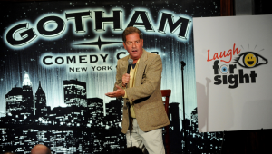 NOVA IORQUE, NY - 28 DE OUTUBRO: (COBERTURA EXCLUSIVA) O comediante Hiram Kasten se apresenta no palco durante o 8º benefício anual de comédia All-Star Laugh For Sight no Gotham Comedy Club em 28 de outubro de 2013 na cidade de Nova York.