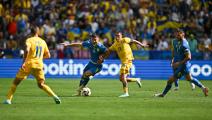 O meio-campista ucraniano nº 08 Ruslan Malinovskyi (L) desafia o meio-campista romeno nº 21 Nicolae Stanciu durante a partida de futebol do Grupo E da UEFA Euro 2024 entre a Romênia e a Ucrânia na Arena de Futebol de Munique, em Munique, em 17 de junho de 2024.