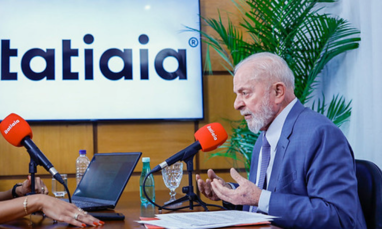Presidente da República, Luiz Inácio Lula da Silva, durante entrevista à Rádio Itatiaia, no Aeroporto da Pampulha. Belo Horizonte - MG.