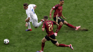 Frankfurt Am Main (Alemanha), 17/06/2024.- Tomas Suslov da Eslováquia (L) em ação contra Timothy Castagne (C) e Youri Tielemans da Bélgica durante o jogo do grupo E do UEFA EURO 2024 entre Bélgica e Eslováquia, em Frankfurt Main , Alemanha, 17 de junho de 2024.