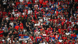 Os torcedores da Sérvia acompanham a ação durante a partida de futebol do Grupo C da UEFA Euro 2024 entre Sérvia e Inglaterra, na Arena AufSchalke, em Gelsenkirchen, em 16 de junho de 2024.