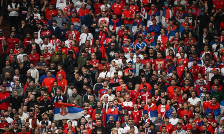 Os torcedores da Sérvia acompanham a ação durante a partida de futebol do Grupo C da UEFA Euro 2024 entre Sérvia e Inglaterra, na Arena AufSchalke, em Gelsenkirchen, em 16 de junho de 2024.