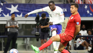 O atacante dos Estados Unidos Tim Weah (L) e o zagueiro boliviano Jose Sagredo (R) lutam pela bola durante o segundo tempo da partida do grupo C da CONMEBOL Copa América 2024 entre EUA e Bolívia, em Arlington, Texas, EUA, 23 de junho de 202