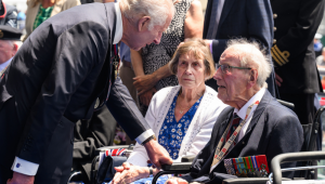 O rei Carlos III (L) da Grã-Bretanha conversa com veteranos do Dia D e da Segunda Guerra Mundial na Normandia após o evento comemorativo nacional do Reino Unido para marcar as comemorações do 80º aniversário do desembarque anfíbio aliado (desembarques do Dia D) na França em 1944, em Southsea Common, sul da Inglaterra, em 5 de junho de 2024.