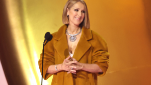 Celine Dion fala no palco durante o 66º GRAMMY Awards na Crypto.com Arena em 04 de fevereiro de 2024 em Los Angeles, Califórnia.