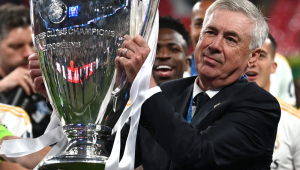 O técnico italiano do Real Madrid, Carlo Ancelotti, ergue o troféu para comemorar a vitória no final da final da UEFA Champions League entre Borussia Dortmund e Real Madrid, no estádio de Wembley, em Londres, no dia 1º de junho de 2024.