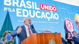 Lula em evento na manhã desta segunda-feira (10), em debate com professores e reitores do Brasil