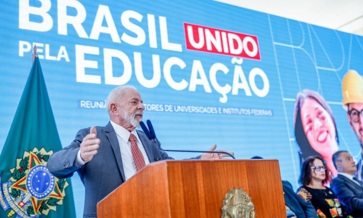 Lula em evento na manhã desta segunda-feira (10), em debate com professores e reitores do Brasil