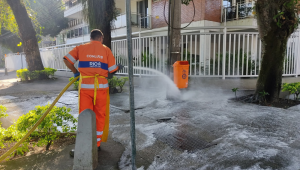 Prefeitura do Rio lava calçadas após envenenamento de cachorros na região da Barra da Tijuca
