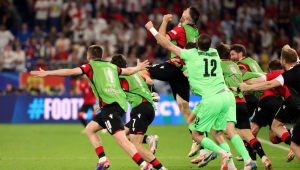 A equipe da Geórgia reage após vencer o jogo de futebol do grupo F do UEFA EURO 2024 entre a Geórgia e Portugal, em Gelsenkirchen, Alemanha, 26 de junho de 2024