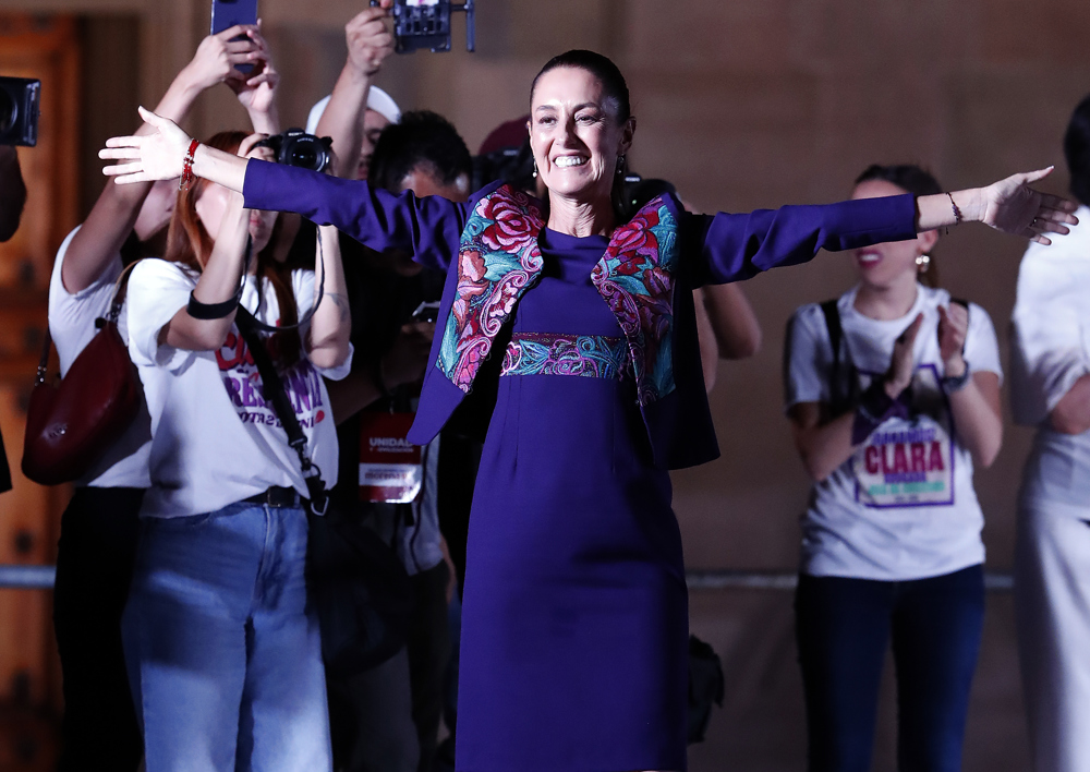 Claudia Sheinbaum, vencedora da eleição, cumprimenta apoiadores na manhã desta segunda-feira na praça Zócalo, na Cidade do México