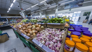 Banca com alhos e cebolas em um supermercado da cidade de Marília