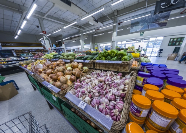 Banca com alhos e cebolas em um supermercado da cidade de Marília
