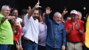 Guilherme Boulos e Luiz Inácio Lula da Silva, Presidente do Brasil, participam da festa de 1° de Maio