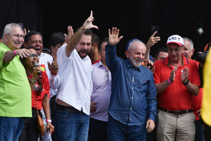 Guilherme Boulos e Luiz Inácio Lula da Silva, Presidente do Brasil, participam da festa de 1° de Maio