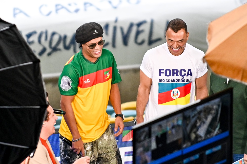 Ronaldinho e Cafu após jogo benficente no Maracanâ