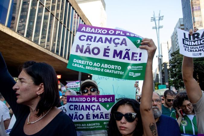 Manifestação contrária ao Projeto de Lei 1904 de 2024 que equipara aborto de gestação acima de 22 semanas a homicídio acontece na tarde deste sábado (15) na Avenida Paulista