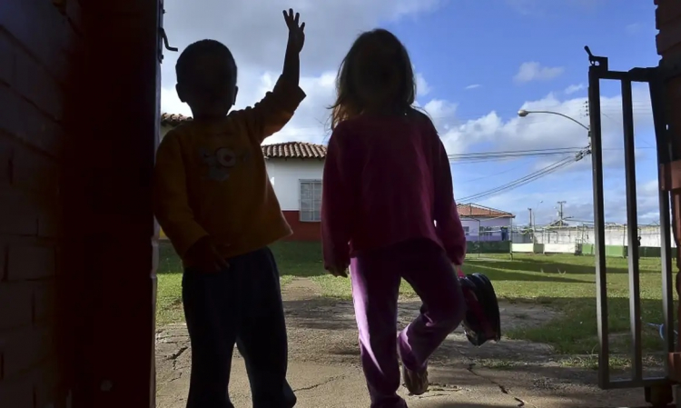 Brasil tem mais de 632 mil crianças na fila por creche, segundo MEC