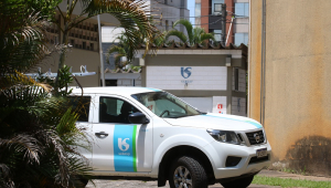 Carro da Sabesp estacionado na sede da empresa em Vila Mariana
