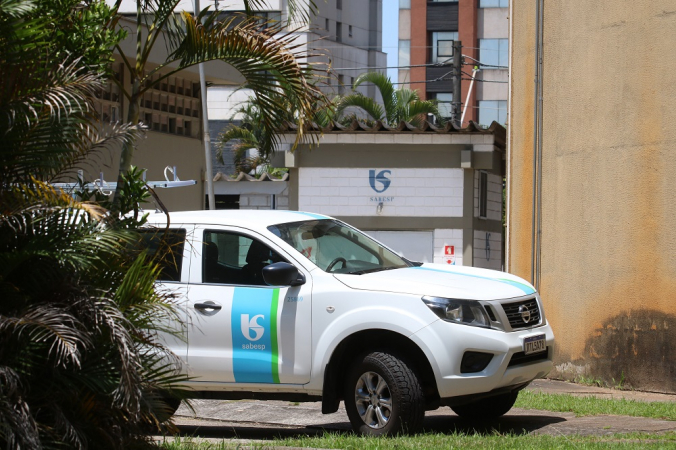 Carro da Sabesp estacionado na sede da empresa em Vila Mariana