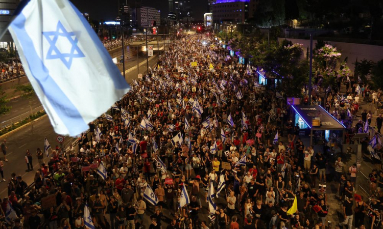 Israelenses vão às ruas festejar resgate de quatro reféns do Hamas