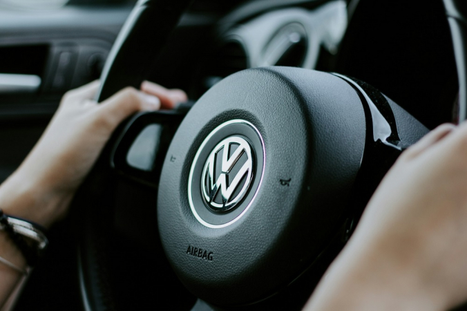 Mãos em vlante de carro da Volkswagen