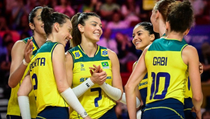 Jogadoras do Brasil comemoram ponto durante partida contra a Alemanha na LIga das Nações