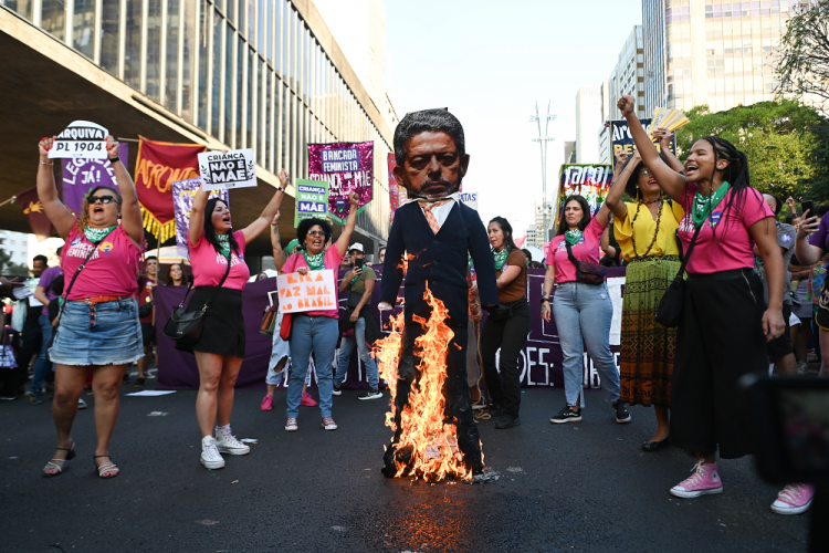 Manifestantes queimam boneco de Lira em ato contra ‘PL do Aborto’ neste domingo