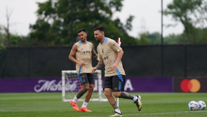 O atacante Lionel Messi participa de treino da seleção argentina nos Estados Unidos