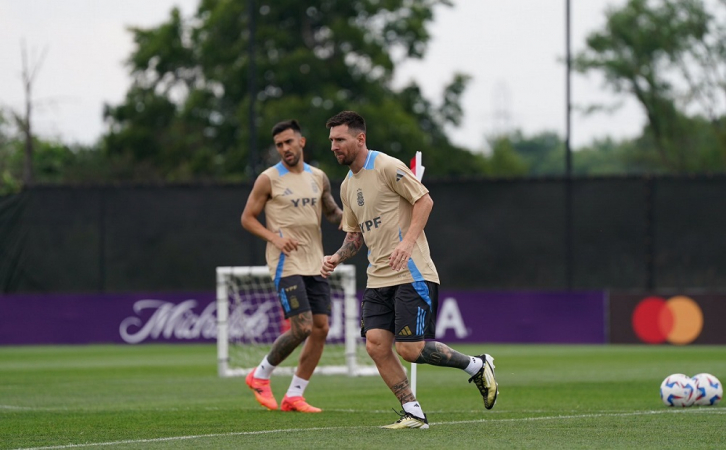O atacante Lionel Messi participa de treino da seleção argentina nos Estados Unidos