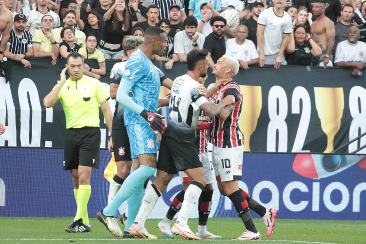 Após discussão em clássico, Carlos Miguel chama Luciano de ‘otário’, e são-paulino ironiza