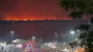 vídeo que mostra uma "muralha de fogo" do outro lado do rio durante uma festa de São João em Corumbá