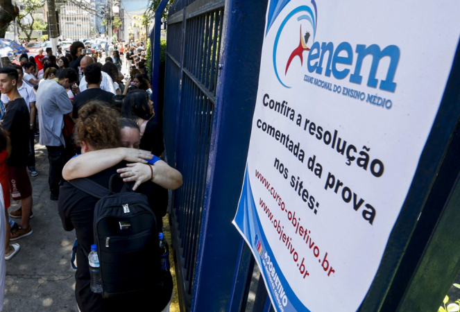 Estudantes e pais na Universidade Paulista no bairro do Paraiso