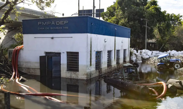 Abastecimento e tratamento de água é restabelecido em Porto Alegre