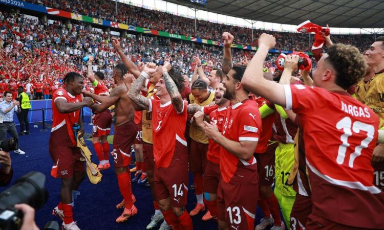 Suíça vence Itália, elimina atuais campeãs da Eurocopa e avança para as quartas