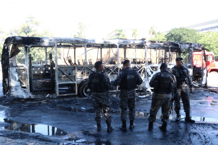 Três pessoas morrem em operação do Bope no Complexo da Maré; bandidos fecham a Avenida Brasil e a Linha Vermelha