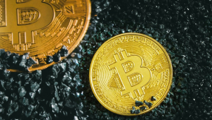 Duas moedas de Bitcoin em meio a pedrinhas petras