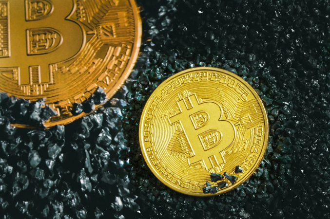 Duas moedas de Bitcoin em meio a pedrinhas petras