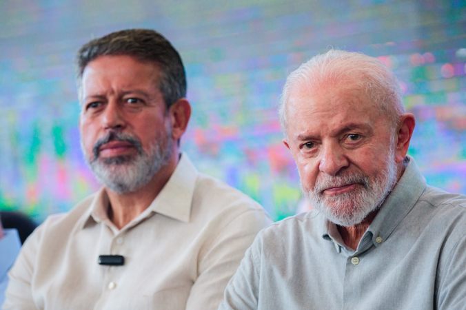 O presidente Luiz Inácio Lula da Silva participa ao lado do presidente da Câmara, Arthur Lira (PP-AL), de cerimônia de entrega de unidades do Minha Casa, Minha Vida no Residencial Parque da Lagoa, em Maceió (AL)