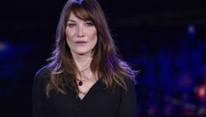 A cantora franco-italiana Carla Bruni-Sarkozy observa, durante o evento ao vivo da TV "Unidos pela Ucrânia" em Paris, em 8 de março de 2022