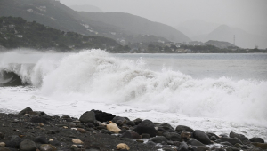 Ondas altas quebram ao longo da praia em Kingston, Jamaica, antes da chegada do furacão Beryl