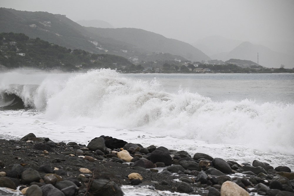 Ondas altas quebram ao longo da praia em Kingston, Jamaica, antes da chegada do furacão Beryl