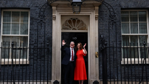 O novo primeiro-ministro britânico e líder do Partido Trabalhista, Keir Starmer, e sua esposa Victoria, acenam enquanto posam nos degraus da 10 Downing Street, em Londres