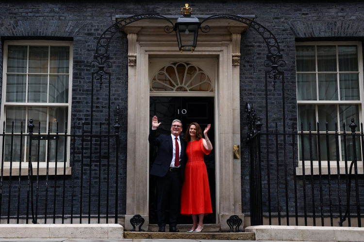 Em primeiro discurso como primeiro-ministro, Keir Starmer promete reconstruir o Reino Unido