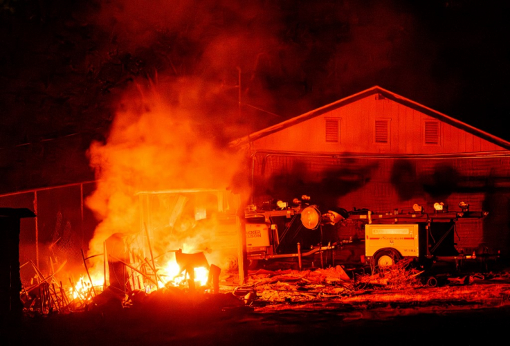 Novo incêndio na Califórnia obriga moradores a deixarem suas casas