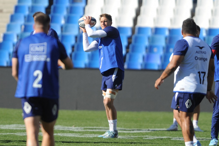O francês Les Bleus Oscar Jegou (C) segura a bola durante a corrida do capitão no Estádio Malvinas Argentinas em Mendoza